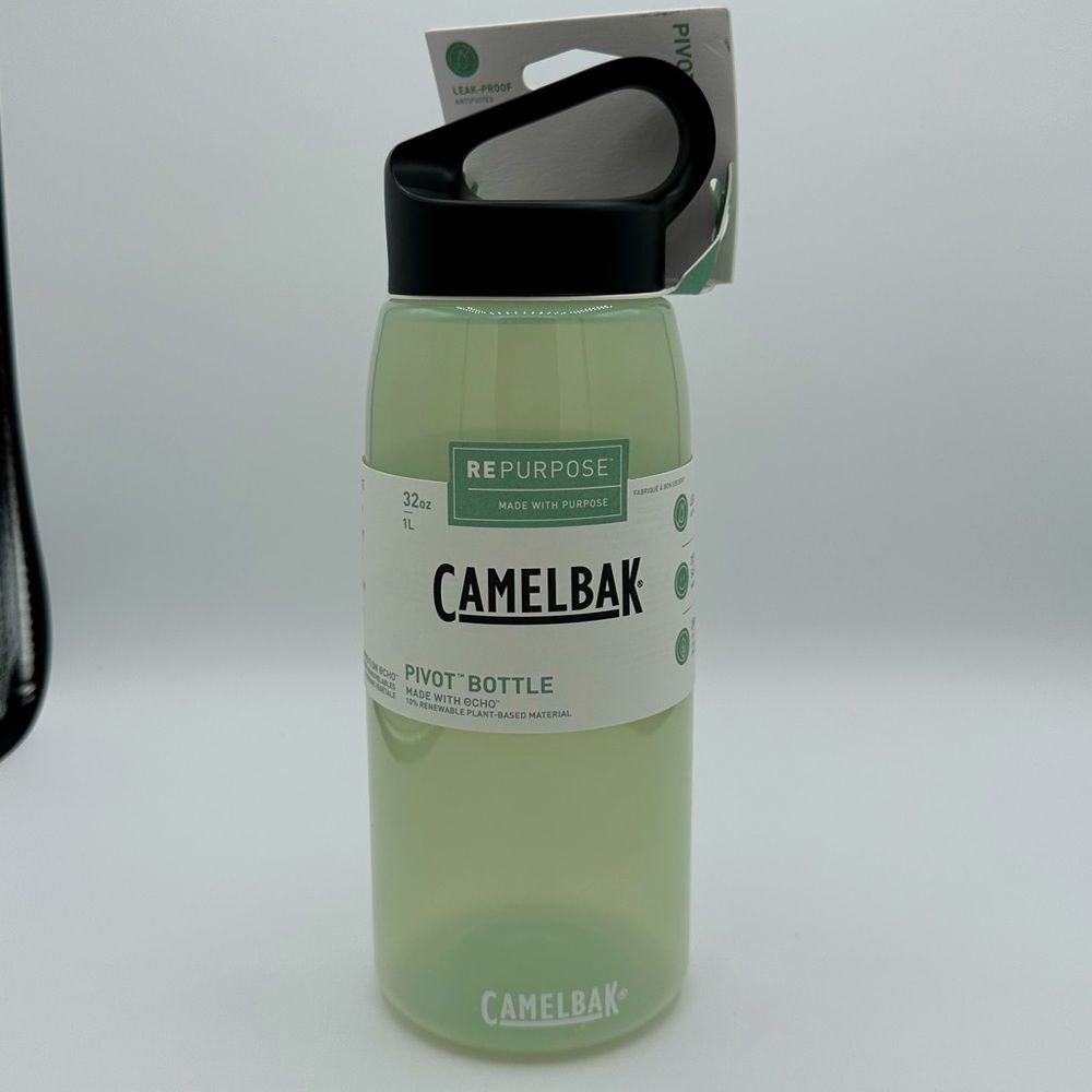 NEW- Light Green Camelbak 32 oz Screw Top Water Bottle